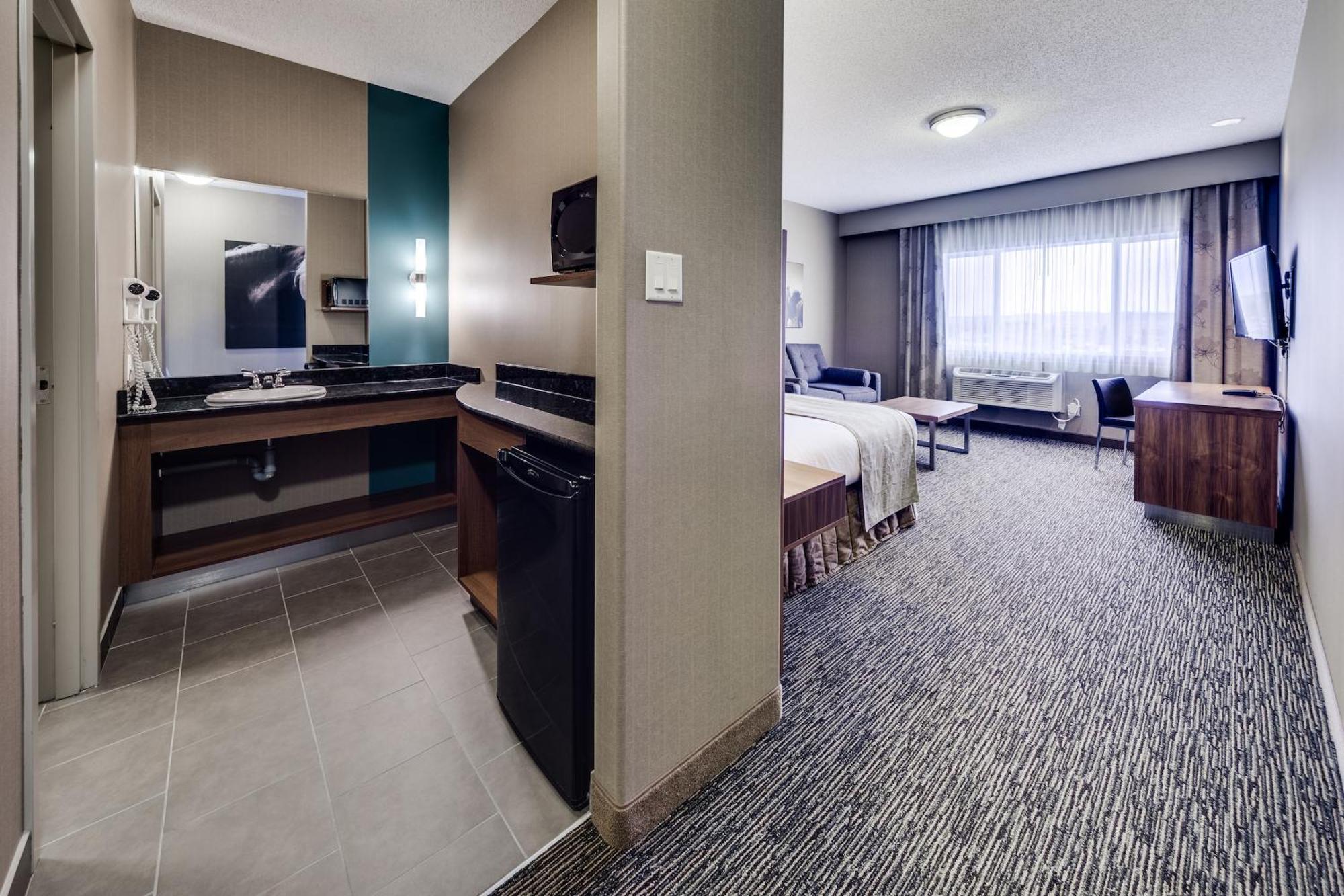 Heritage Inn Hotel & Convention Centre - Пинчер Крийк Екстериор снимка