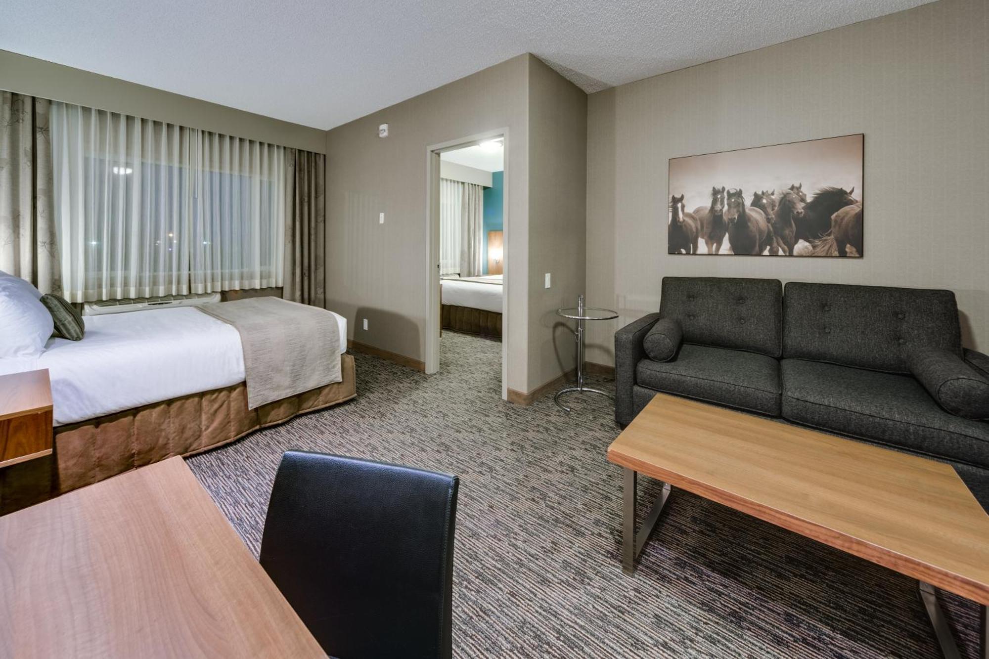 Heritage Inn Hotel & Convention Centre - Пинчер Крийк Екстериор снимка